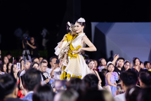 Hoa hậu Kim Nguyên tái xuất sàn diễn với model kids Cherry 18 tháng tuổi