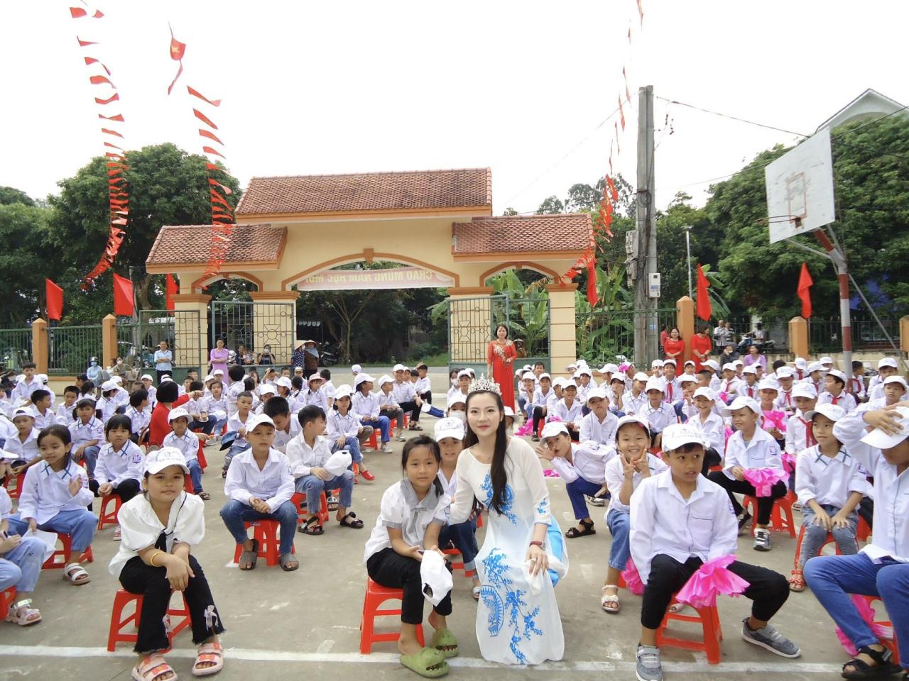Hoa hậu Phạm Thiên Nga trở về Thái Bình dự lễ khai giảng với các em học sinh
