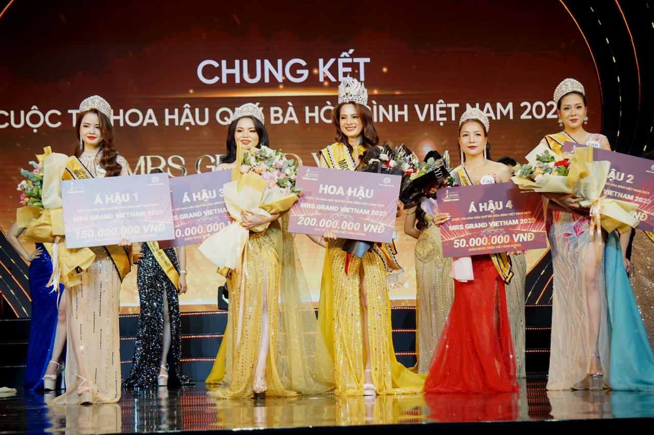 Người đẹp 38 tuổi, nhiều năm mắc bệnh trầm cảm đăng quang Hoa hậu Quý bà Hòa bình Việt Nam 2023 - Ảnh 1.