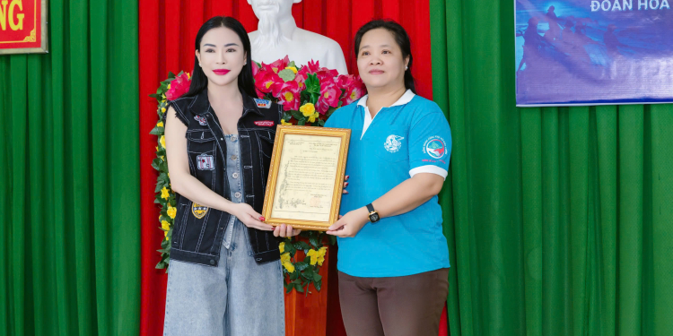 Hội LHPN tỉnh Bình Thuận trao bằng khen cho Trưởng BTC Hoa hậu Doanh nhân Siêu Quốc Gia 2025